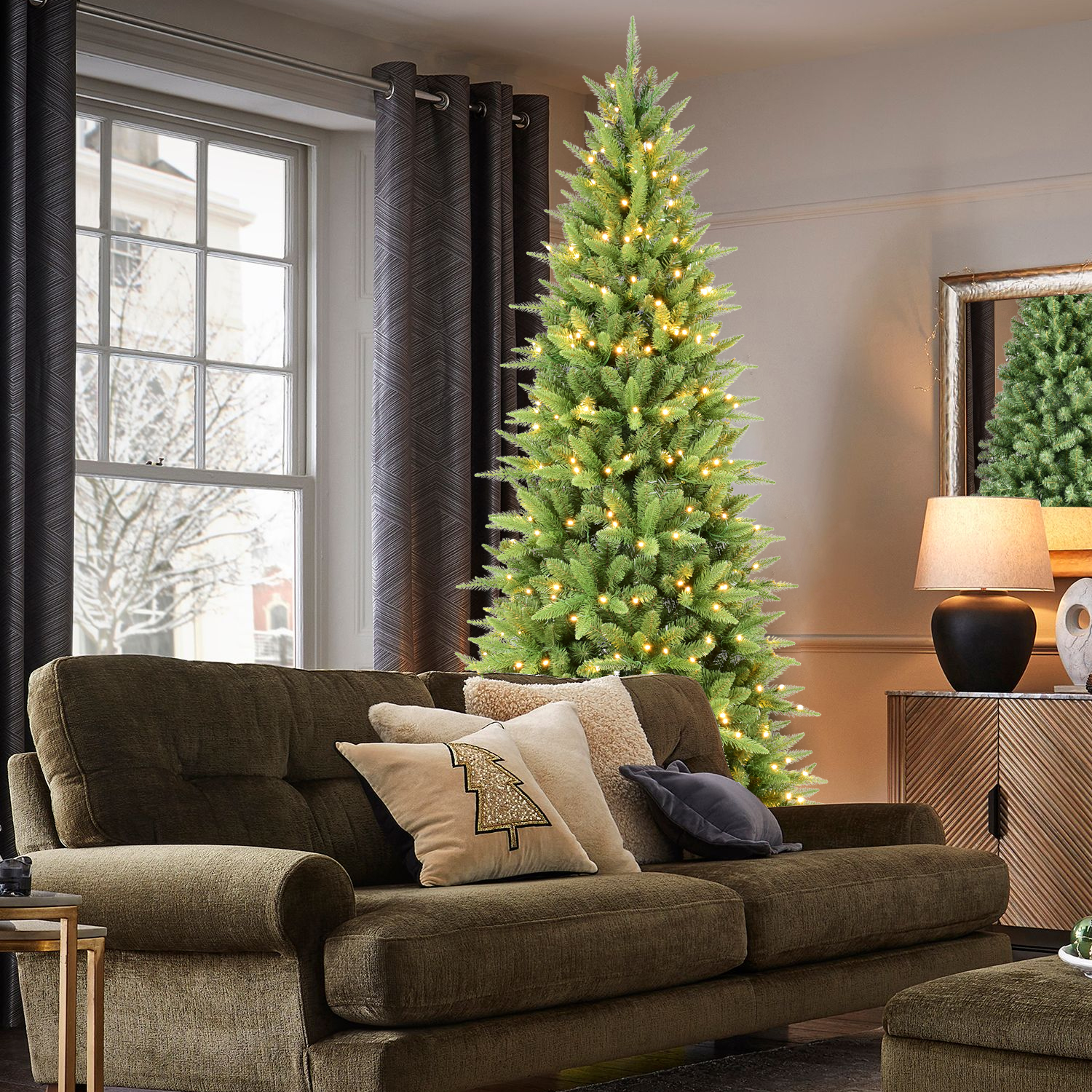 7英尺细长圣诞树，带400个暖白LED灯 - 1180个PE+PVC，节省空间的铰链设计，易于安装，坚固的金属支架 - 逼真的铅笔树，适合小空间