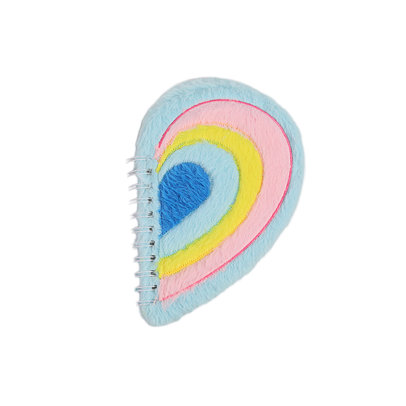 一件心形毛绒螺旋的笔记本，采用彩虹色设计并带有柔软的质地，使其成为一款绝佳的节日礼物。