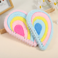 一件心形毛绒螺旋的笔记本，采用彩虹色设计并带有柔软的质地，使其成为一款绝佳的节日礼物。