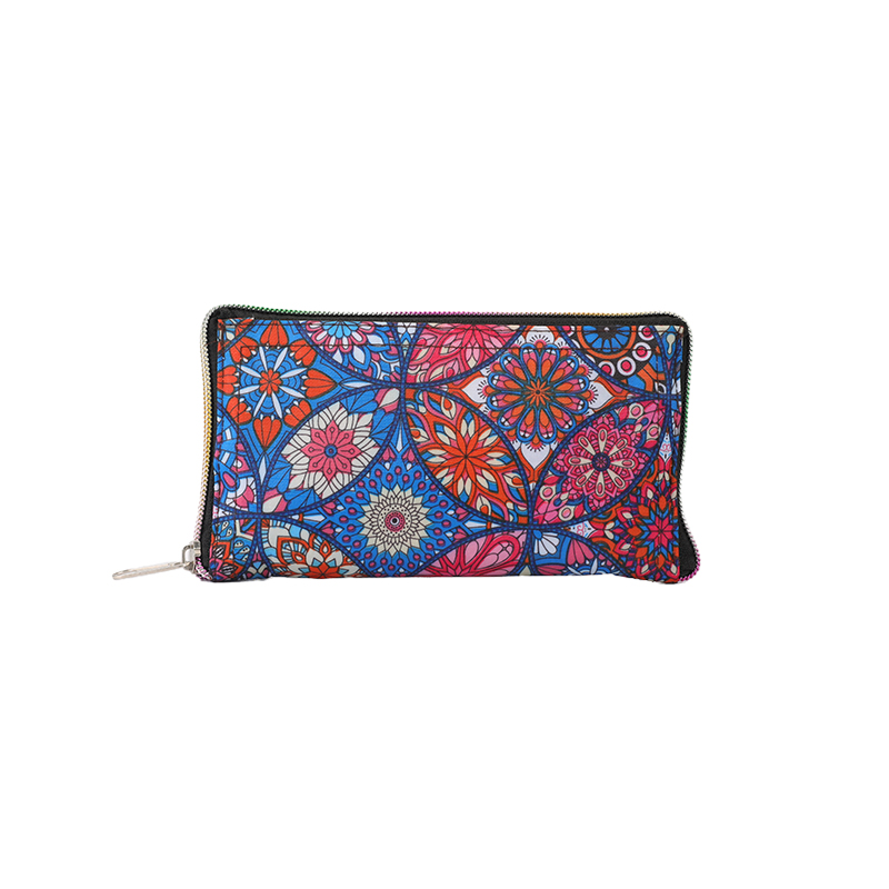 一件轻便且耐用的购物袋，可清洗且可折叠的，经典图案设计的礼品手提包，带有拉链，可折叠且便于携带，适合旅行使用。