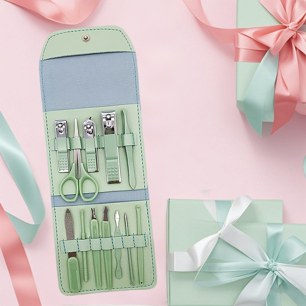美甲和美足护理套装，包含专业美甲护理工具，适用于指甲和脚趾的护理，配有便于携带的收纳袋