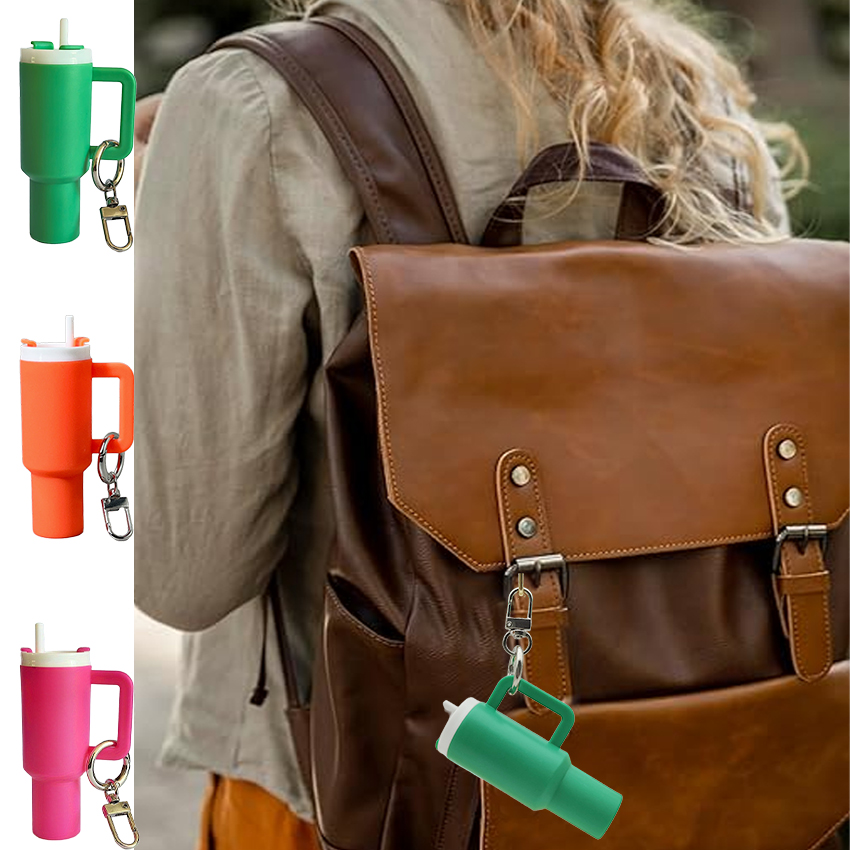 1 个迷你杯形钥匙链吊坠，可容纳口红及小物件，背包吊坠带有可拆卸的口红收纳盒，是送给背包的理想礼物。