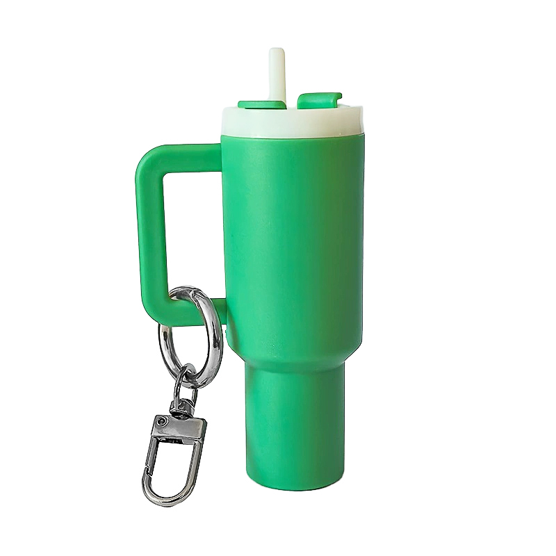 1 个迷你杯形钥匙链吊坠，可容纳口红及小物件，背包吊坠带有可拆卸的口红收纳盒，是送给背包的理想礼物。