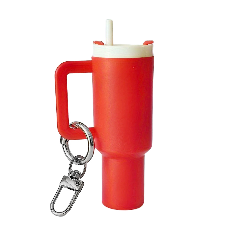 1 个迷你杯形钥匙链吊坠，可容纳口红及小物件，背包吊坠带有可拆卸的口红收纳盒，是送给背包的理想礼物。