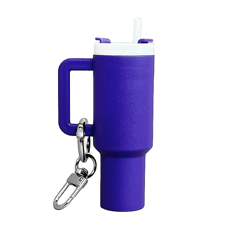 1 个迷你杯形钥匙链吊坠，可容纳口红及小物件，背包吊坠带有可拆卸的口红收纳盒，是送给背包的理想礼物。