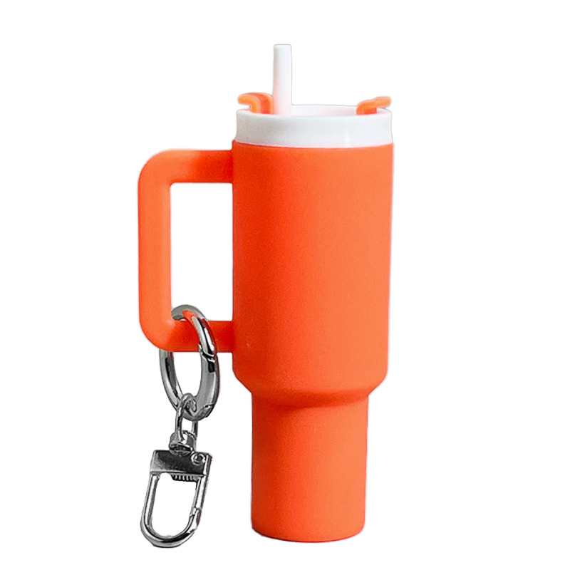 1 个迷你杯形钥匙链吊坠，可容纳口红及小物件，背包吊坠带有可拆卸的口红收纳盒，是送给背包的理想礼物。