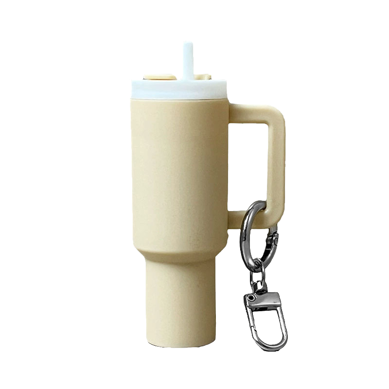 1 个迷你杯形钥匙链吊坠，可容纳口红及小物件，背包吊坠带有可拆卸的口红收纳盒，是送给背包的理想礼物。