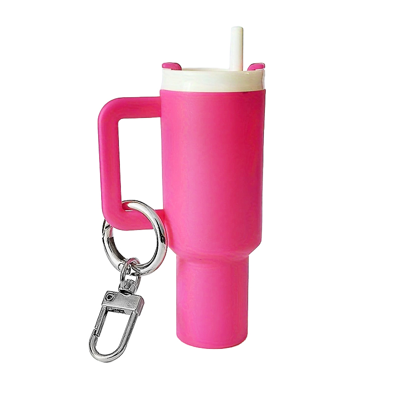 1 个迷你杯形钥匙链吊坠，可容纳口红及小物件，背包吊坠带有可拆卸的口红收纳盒，是送给背包的理想礼物。