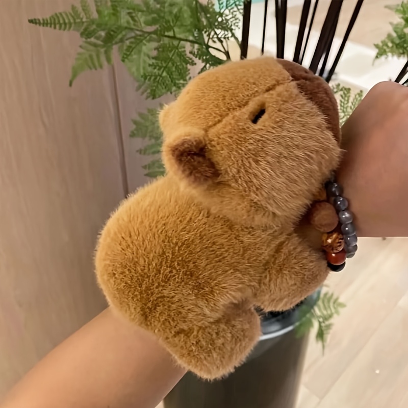 1个水豚毛绒腕带玩具-柔软聚酯动物拍手器，棕色圣诞/生日/万圣节腕部配饰，可爱舒适成人手绒礼物