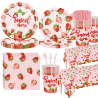 133件适合女孩的草莓主题,用于甜品生日派对的装饰。浆果系列一次性餐具套装，包括盘子、餐巾、杯子和叉子、刀子。