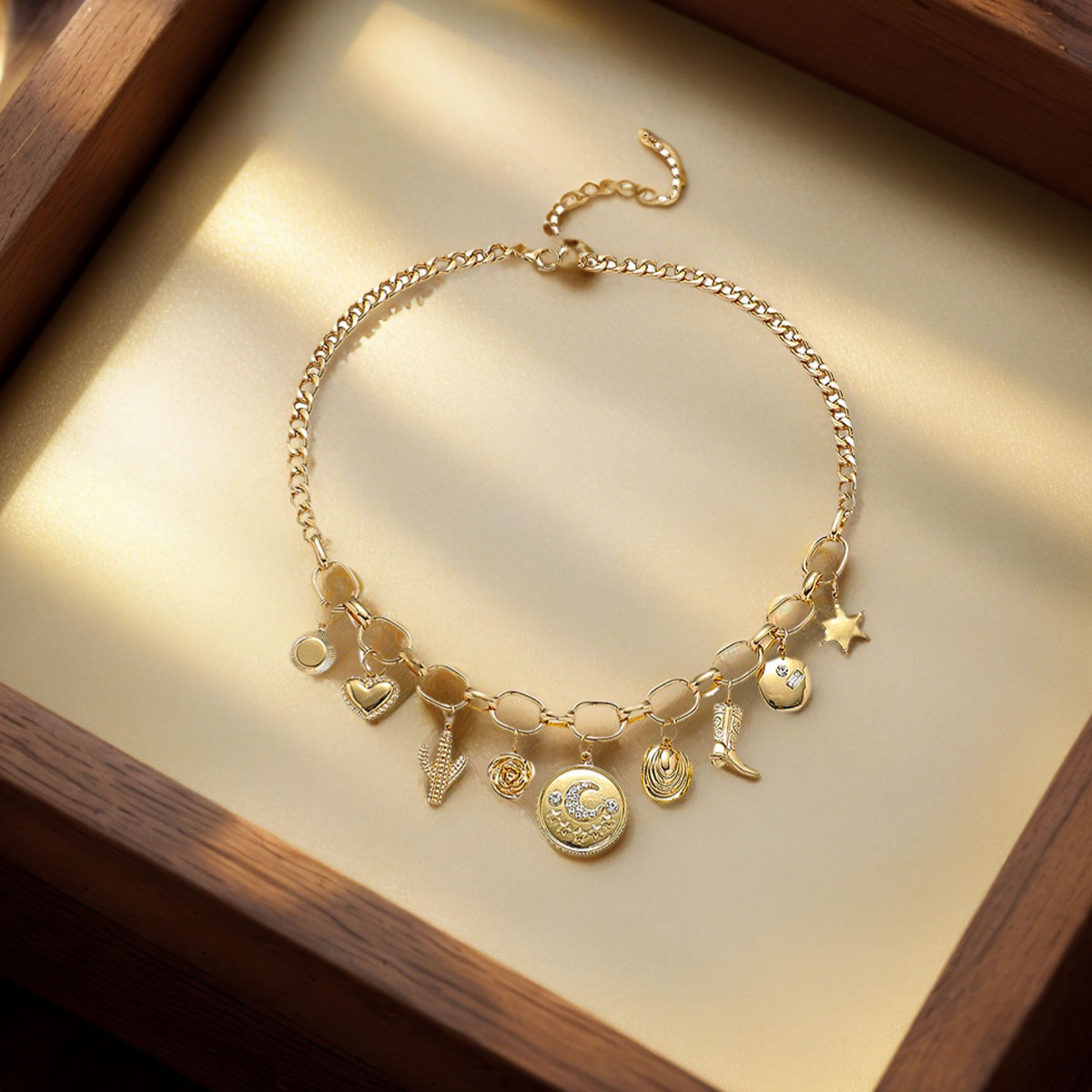 1件金色多吊饰项链 用于甜酷风穿搭、复古派对 小众设计感叠戴颈链 为造型注入个性复古魅力的吸睛饰品