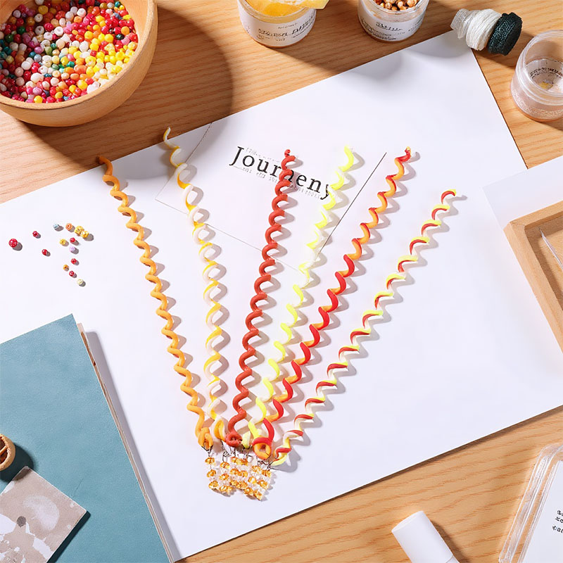 一套6件彩色渐变螺旋发绳，适用于甜酷风穿搭、派对出街，钻饰挂坠个性发饰 为潮酷少女发型注入活力的吸睛单品