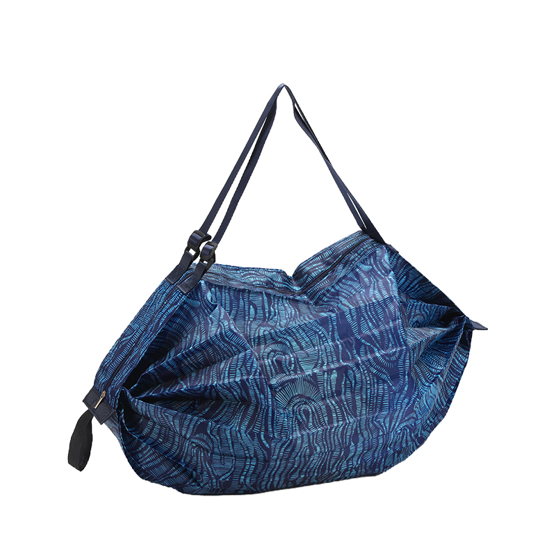 1 piece of large-capacity foldable shopping bag for daily shopping and hoarding. It is small and does not occupy the space after being folded. It has a large capacity and is highly efficient for shopping and storage