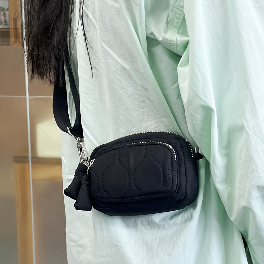 1件简约绗缝小挎包 适用于通勤日常、极简风穿搭、低调质感搭配 轻便实用 粉色,黑色，豹纹多色选择 满足日常出行收纳的简约时尚之选