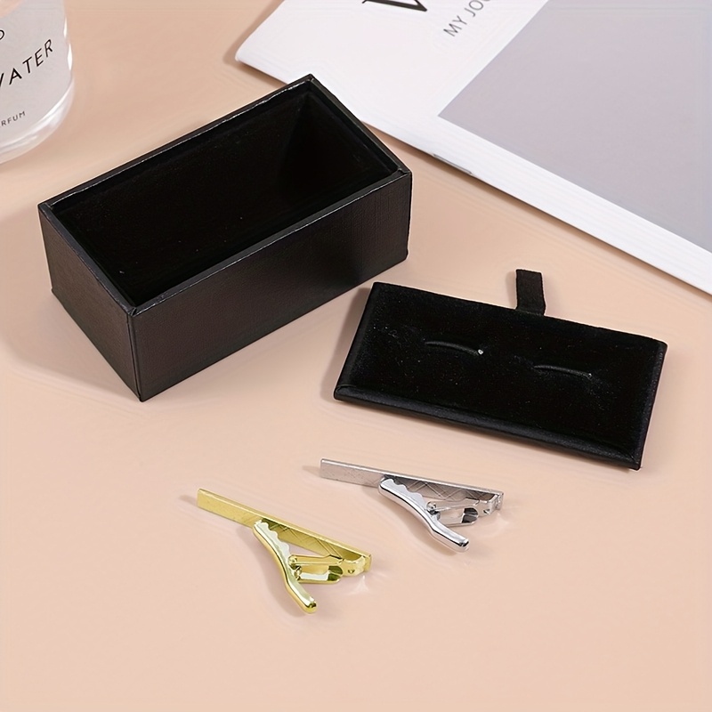 男士领带夹,有经典的银色和金色设计，适合周年纪念、商务场合、办公室和正式活动，是父亲节和商业伙伴的理想礼物