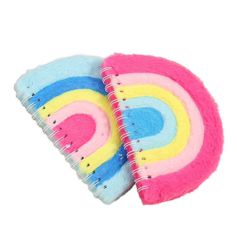 一件彩虹形状、柔软覆盖、螺旋装订的笔记本