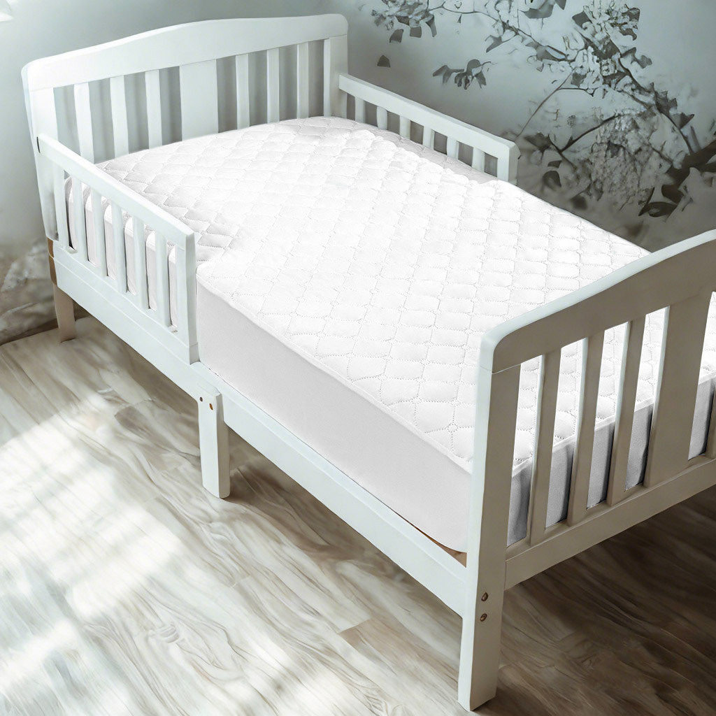 2件防水绗缝婴儿床床垫保护套，柔软、透气、可机洗床垫罩，适用于婴儿床、托儿所和日托所