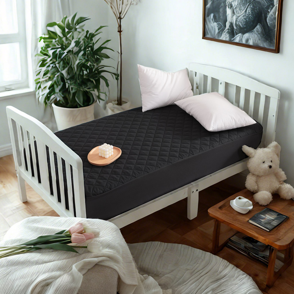 2件防水绗缝婴儿床床垫保护套，柔软、透气、可机洗床垫罩，适用于婴儿床、托儿所和日托所