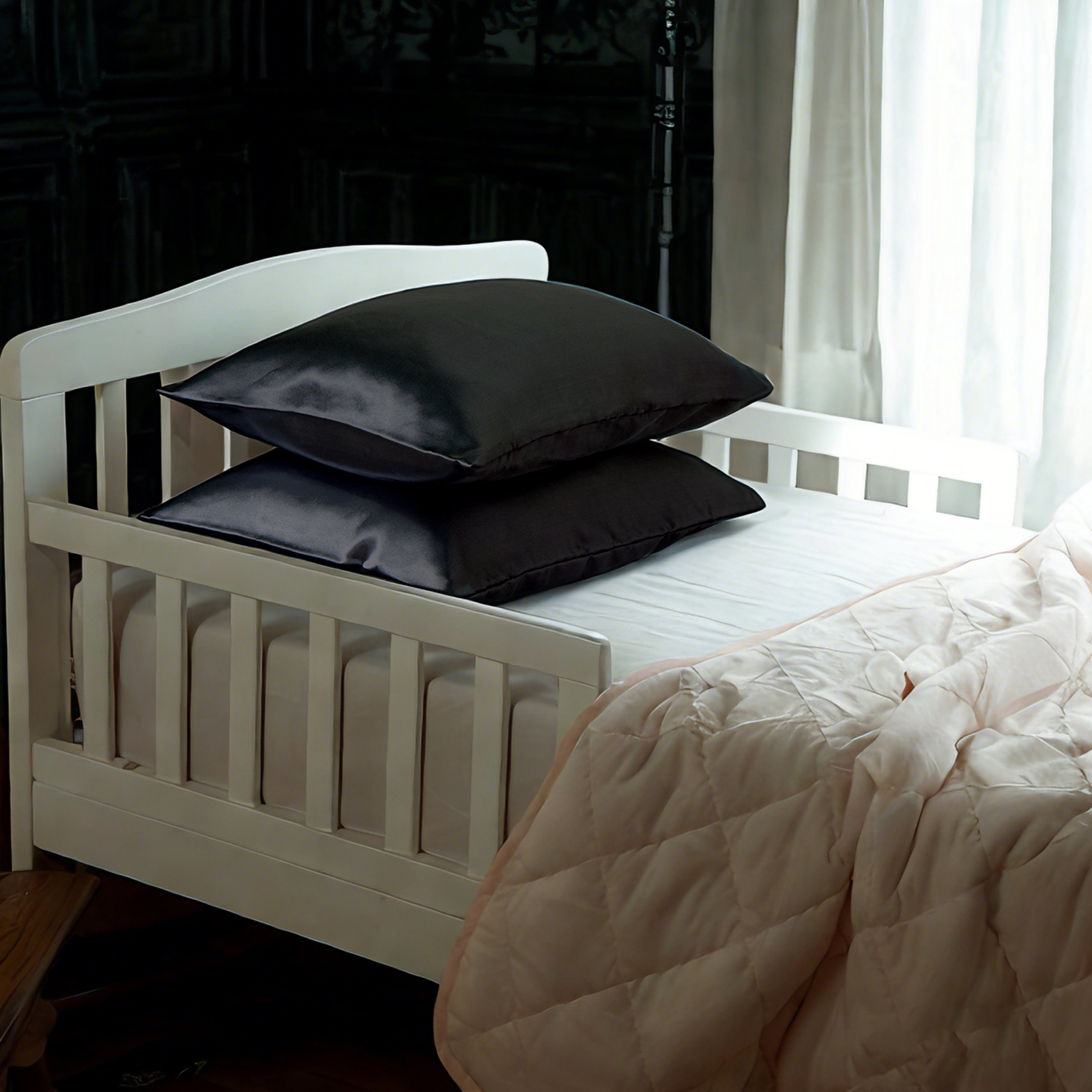 2个豪华如丝绸般有光色丁幼儿枕套，柔软平滑，带信封封口