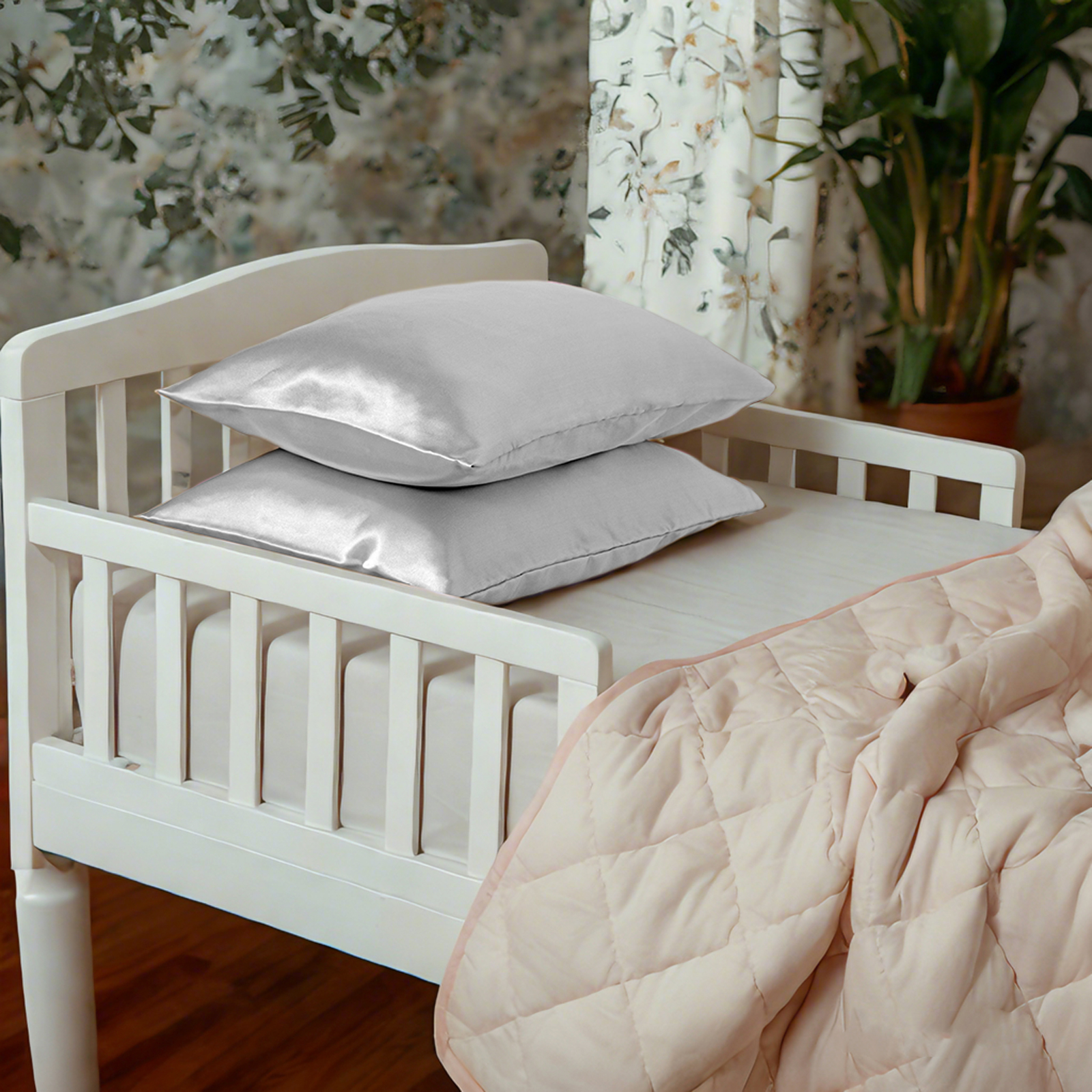 2个豪华如丝绸般有光色丁幼儿枕套，柔软平滑，带信封封口