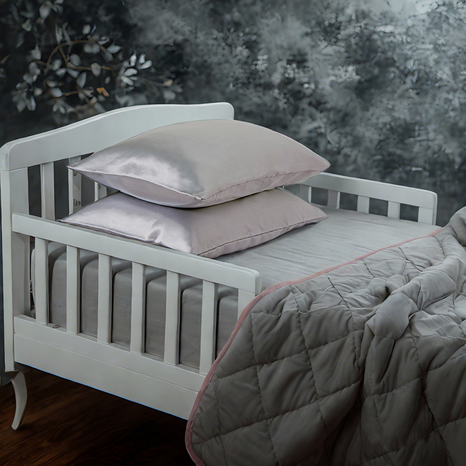 2个豪华如丝绸般有光色丁幼儿枕套，柔软平滑，带信封封口