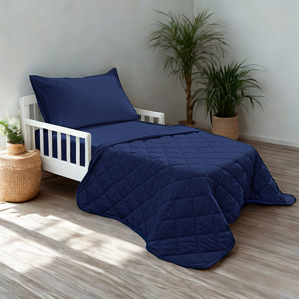 4件套幼儿床上用品，柔软透气的中性婴儿床床上用品，包括绗缝被子、床笠、床单、信封枕套