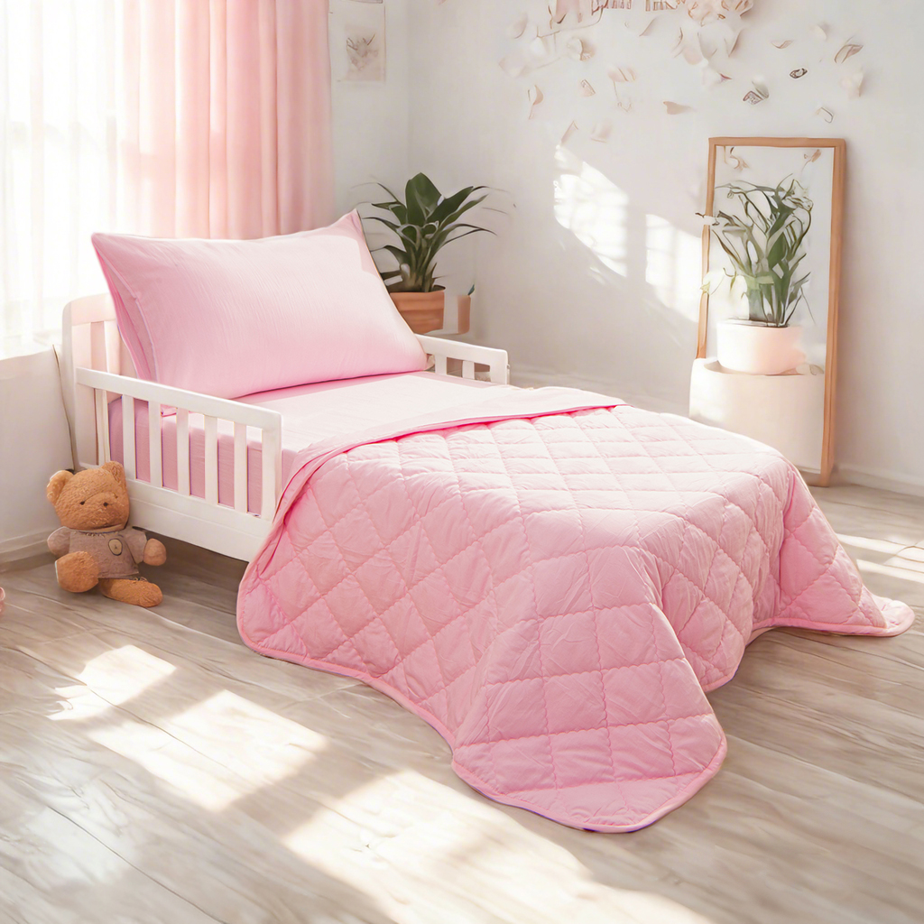 4件套幼儿床上用品，柔软透气的中性婴儿床床上用品，包括绗缝被子、床笠、床单、信封枕套