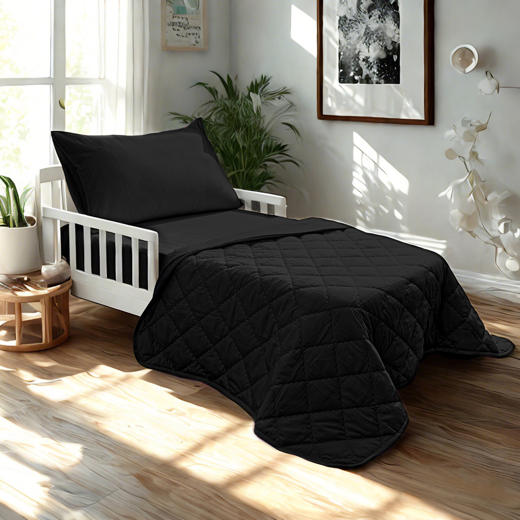 4件套幼儿床上用品，柔软透气的中性婴儿床床上用品，包括绗缝被子、床笠、床单、信封枕套