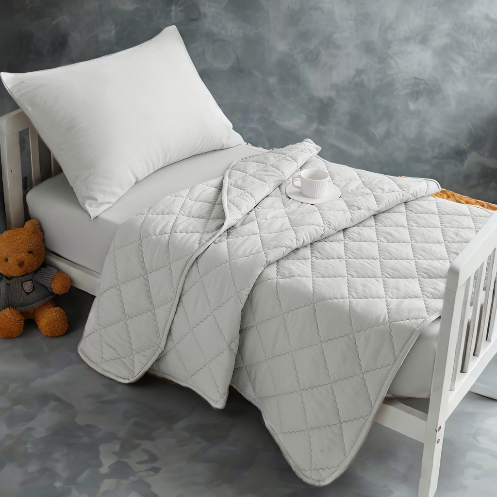 4件套幼儿床上用品，柔软透气的中性婴儿床床上用品，包括绗缝被子、床笠、床单、信封枕套