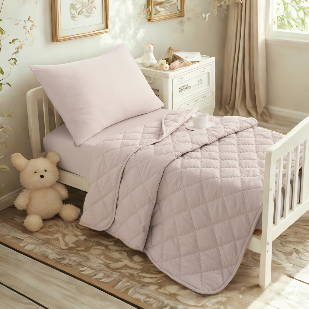 4件套幼儿床上用品，柔软透气的中性婴儿床床上用品，包括绗缝被子、床笠、床单、信封枕套