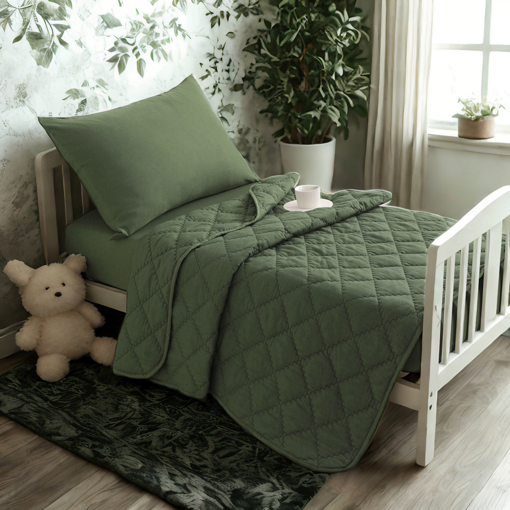 4件套幼儿床上用品，柔软透气的中性婴儿床床上用品，包括绗缝被子、床笠、床单、信封枕套