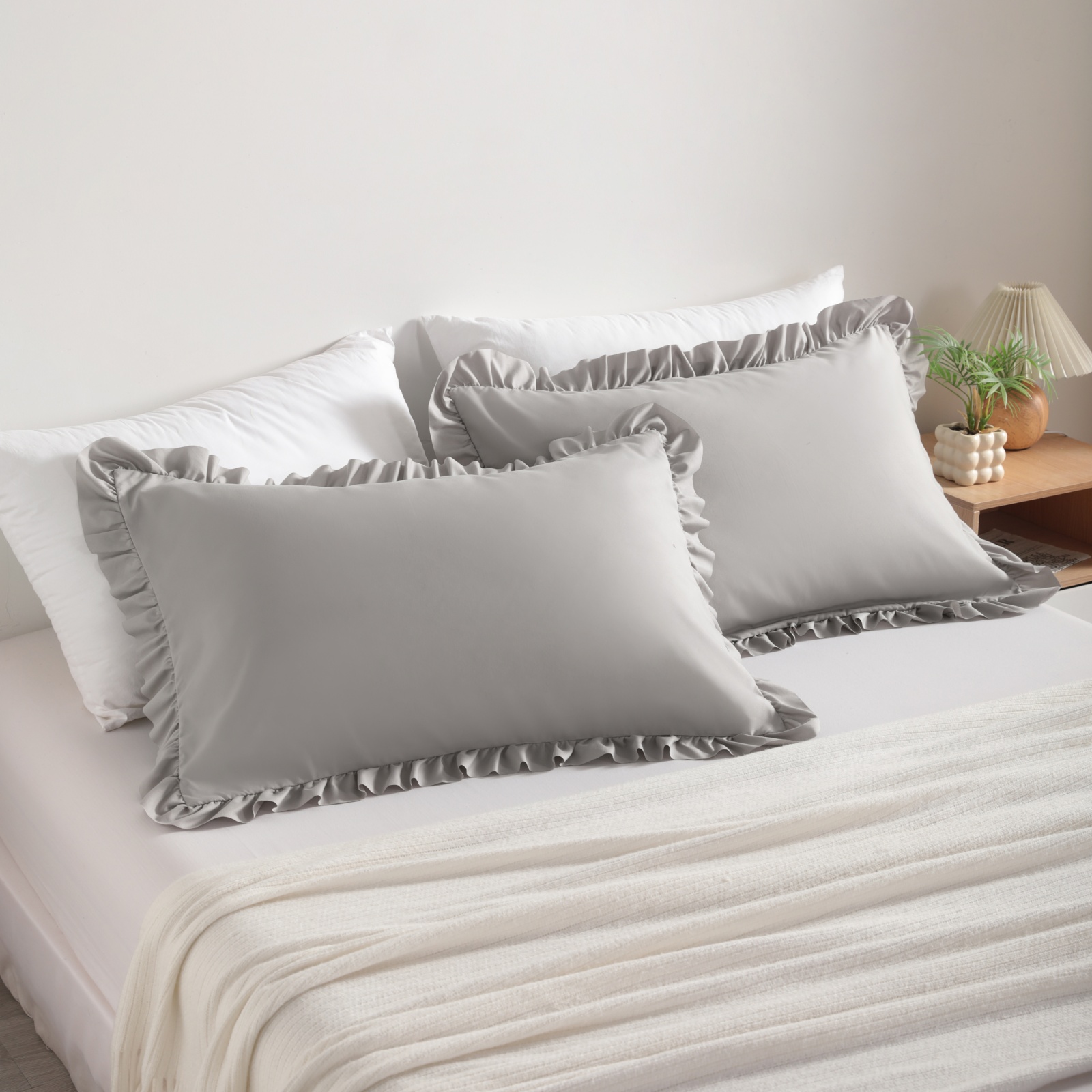 2个磨毛超细纤维花边压线枕套，柔软透气防皱，信封式封口