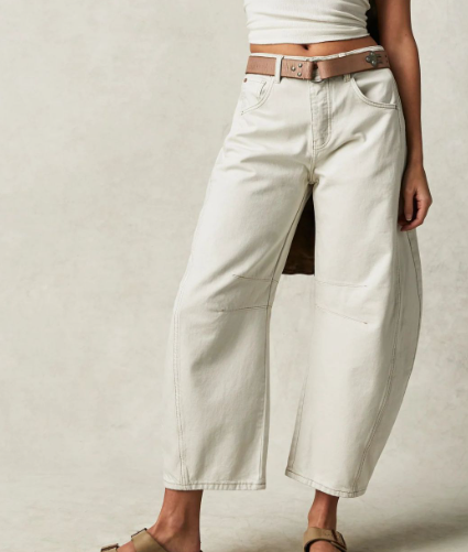 女性中腰直筒牛仔裤与坚实的针细节休闲时尚时髦牛仔裤