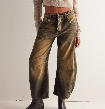 女性中腰直筒牛仔裤与坚实的针细节休闲时尚时髦牛仔裤