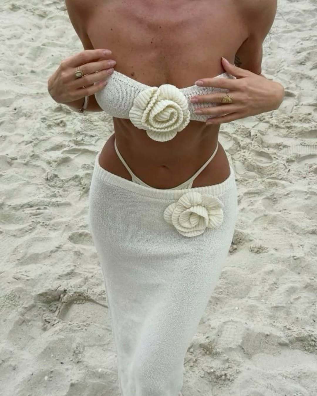 女性2件套针织花露背露脐上衣及地长裙外出度假套装的女性