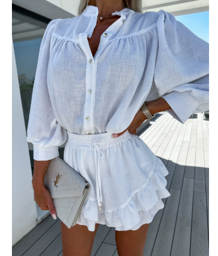 女士两件套服装：棉质蓬松袖扣领衬衫和高腰褶皱迷你裙套装