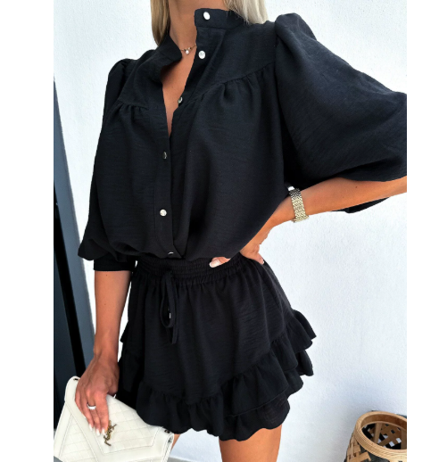 女士两件套服装：棉质蓬松袖扣领衬衫和高腰褶皱迷你裙套装