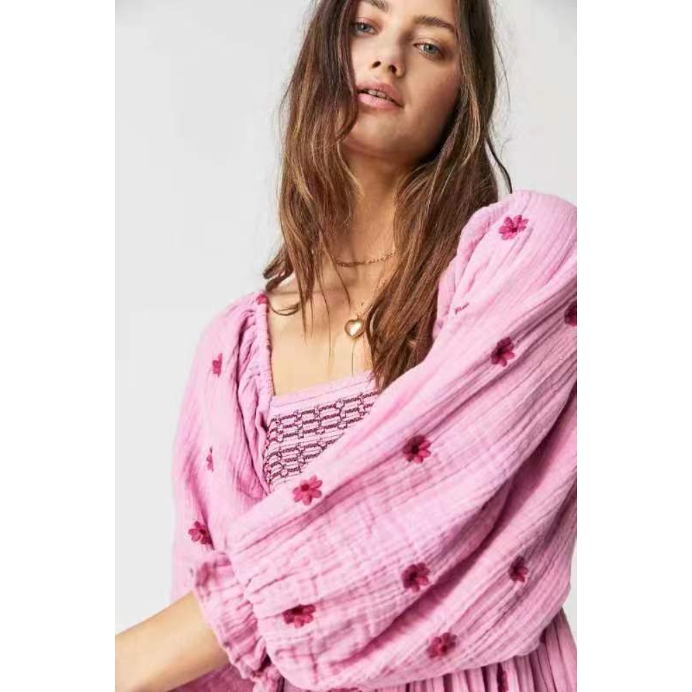 2023秋季新款休闲喇叭袖打揽刺绣方领太阳花大摆连衣裙