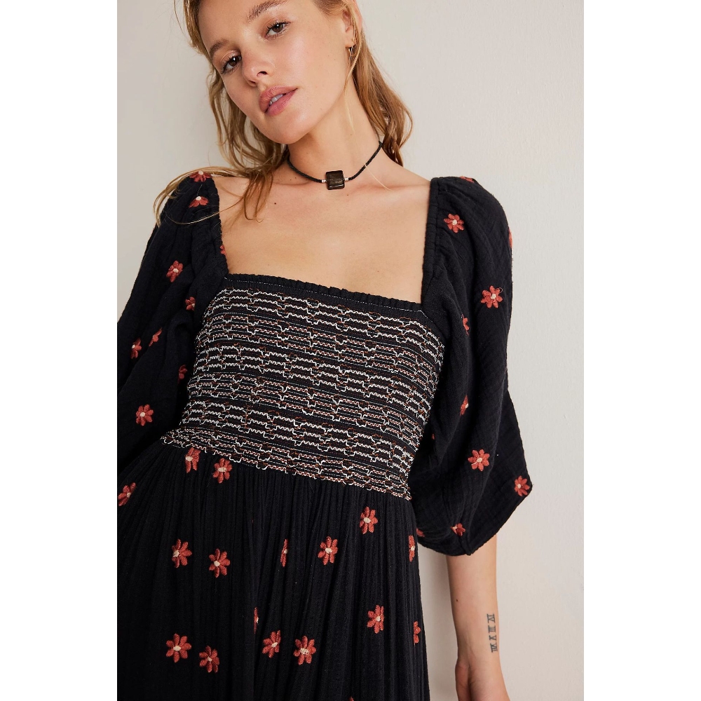 2023秋季新款休闲喇叭袖打揽刺绣方领太阳花大摆连衣裙