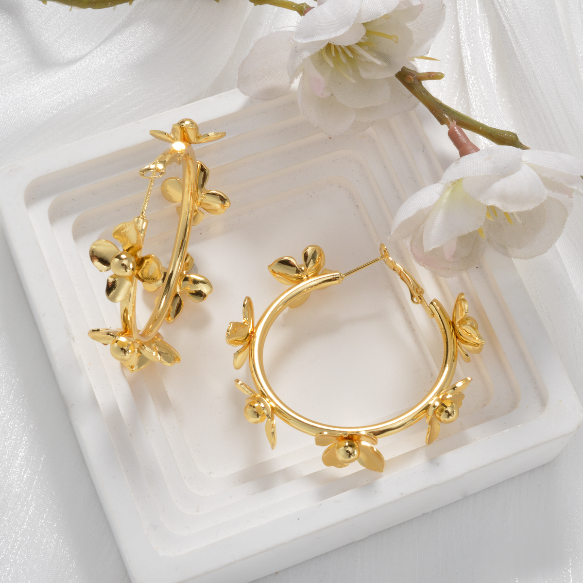 1对时尚环状耳环精致的6朵小花耳圈简约复古风格适合日常百搭婚礼首饰节日礼物