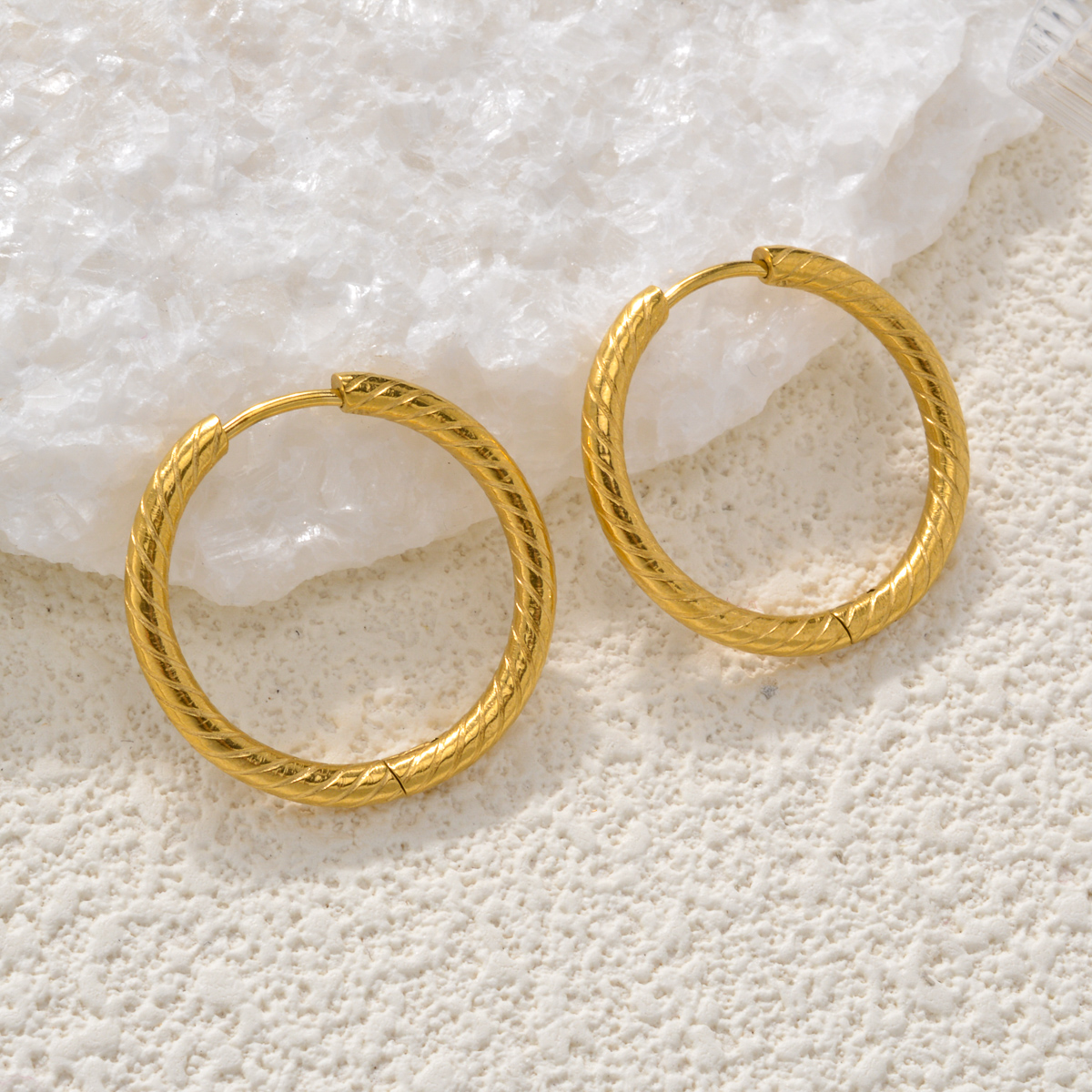 一对男士女士时尚环状耳环不锈钢凹凸纹理基础款素圈多尺寸1.3cm~2.5cm直径简约耳圈圆形耳扣