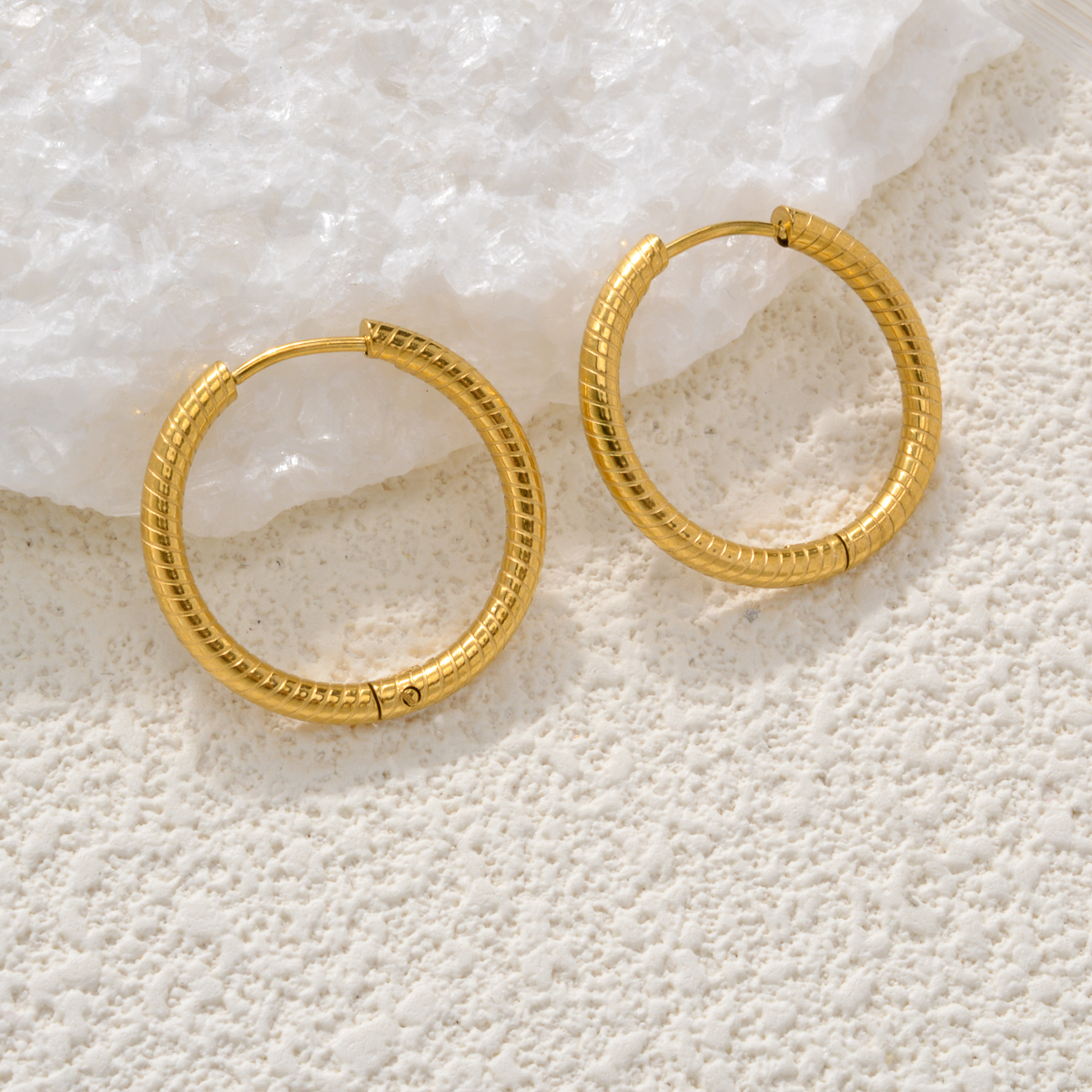 一对男士女士时尚环状耳环不锈钢凹凸纹理基础款素圈多尺寸1.3cm~2.5cm直径简约耳圈圆形耳扣