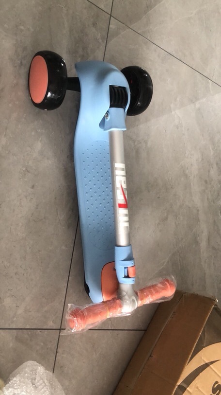 Wholesale children's hand pushed flash three wheel scooters, 3-6-9 years old, one button folding single legged baby scooters, foreign trade