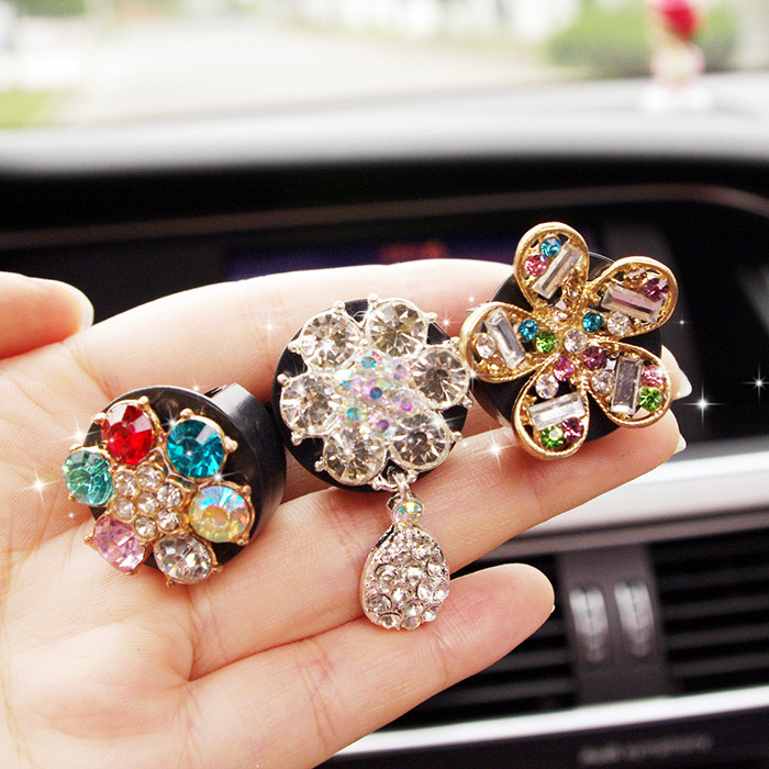 可爱汽车空调出风口香水夹卡通车载香片车内饰香水香薰女汽车用品