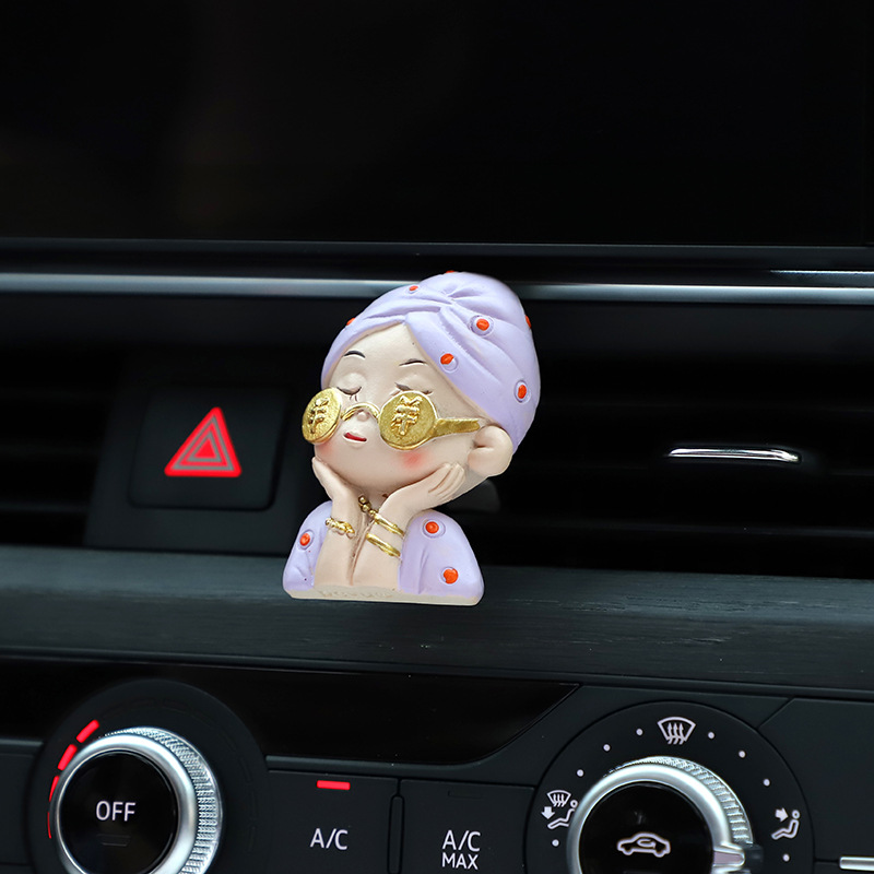 车载香薰空调出风口夹创意炫富女孩车用除味持久淡香汽车装饰用品