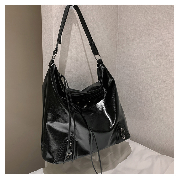 时尚百搭链条装饰复古大容量托特包2023热销爆款单肩女包