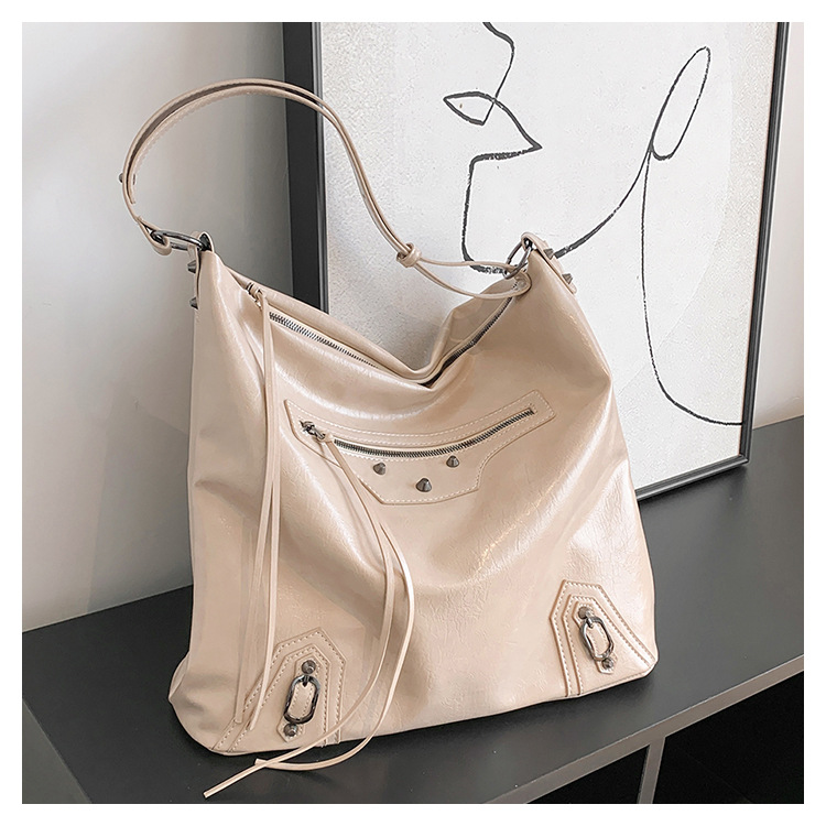 时尚百搭链条装饰复古大容量托特包2023热销爆款单肩女包