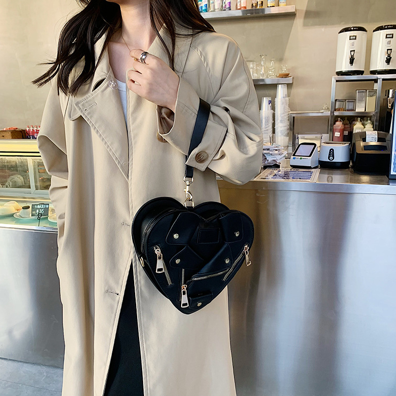 秋季小众包包设计心形铆钉翻领夹克造型单肩女包