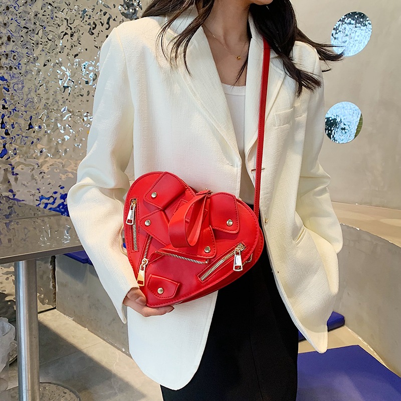 秋季小众包包设计心形铆钉翻领夹克造型单肩女包