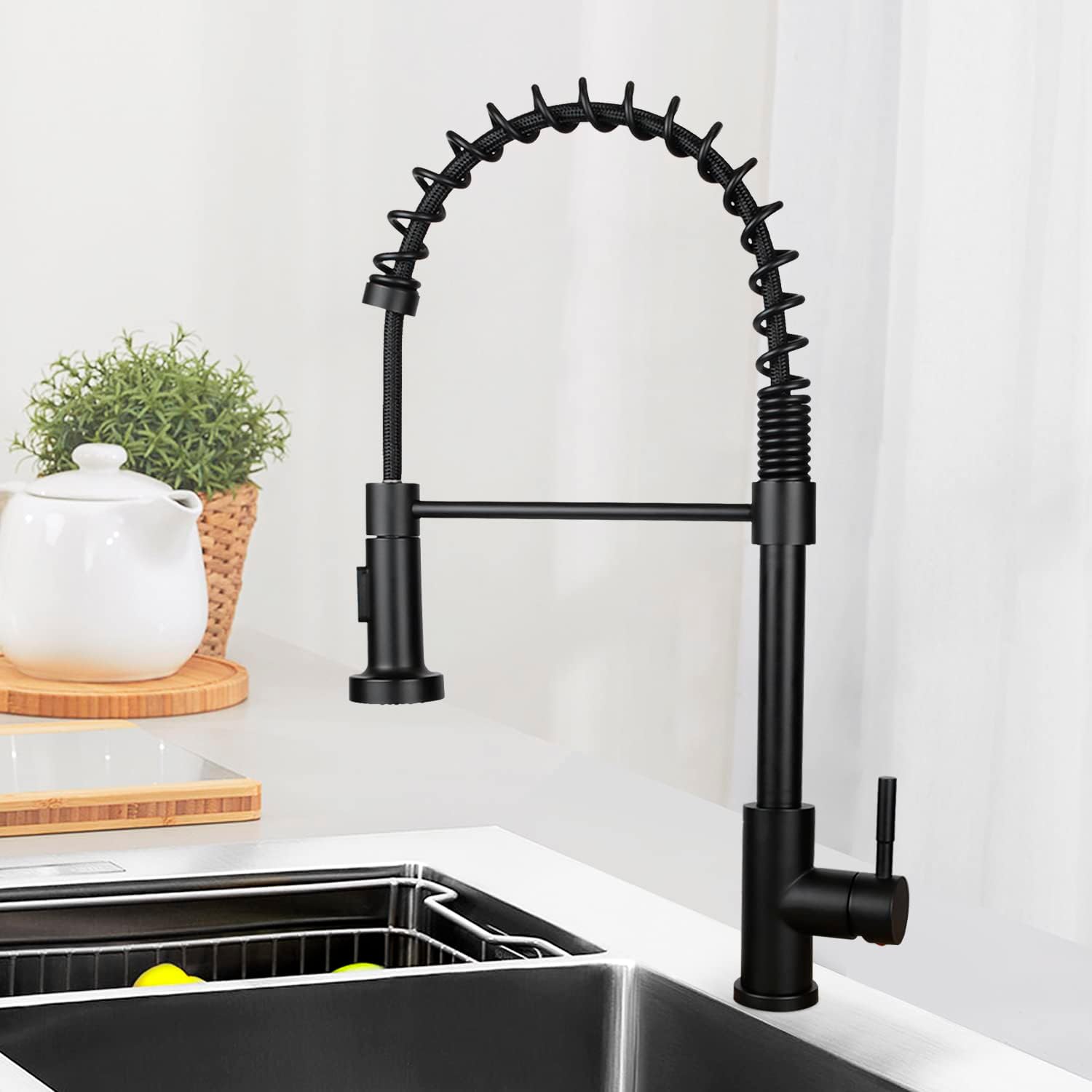 弹簧抽拉水龙头黑色